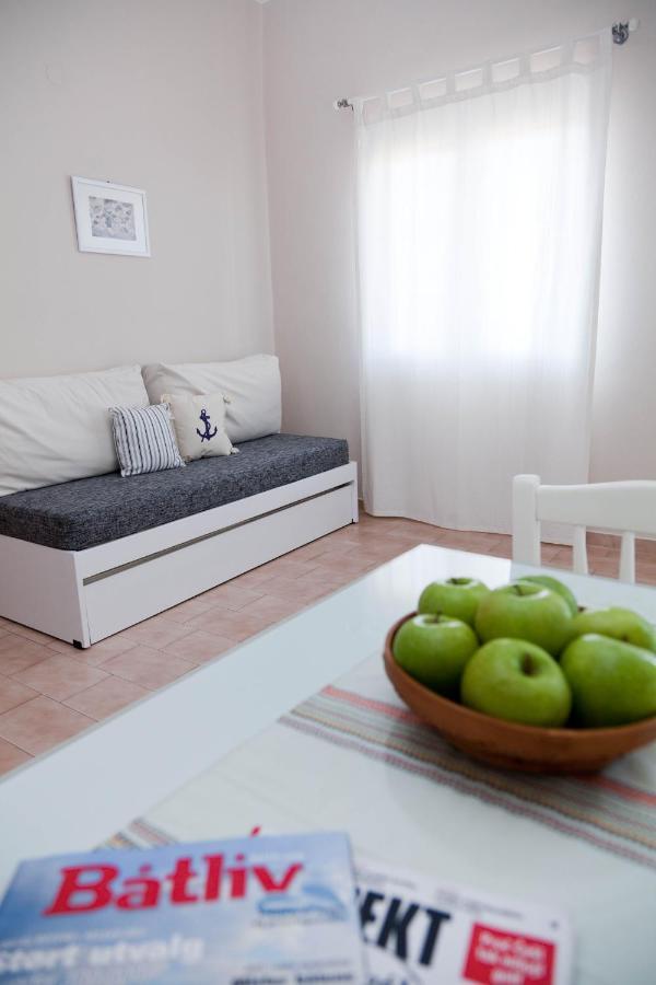Raisakis Apartments Agia Marina Exteriör bild