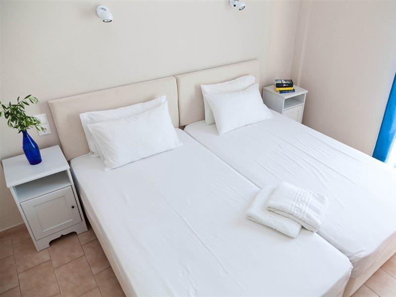 Raisakis Apartments Agia Marina Exteriör bild