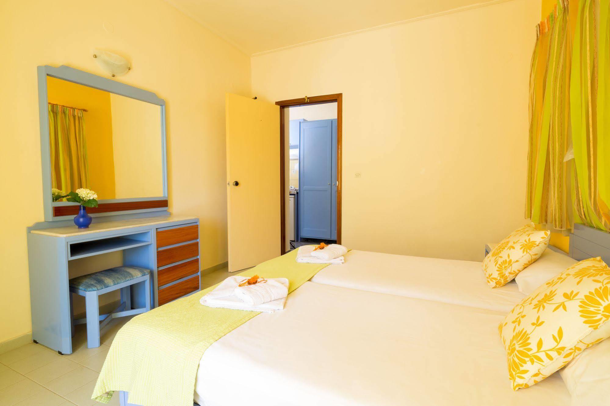 Raisakis Apartments Agia Marina Exteriör bild