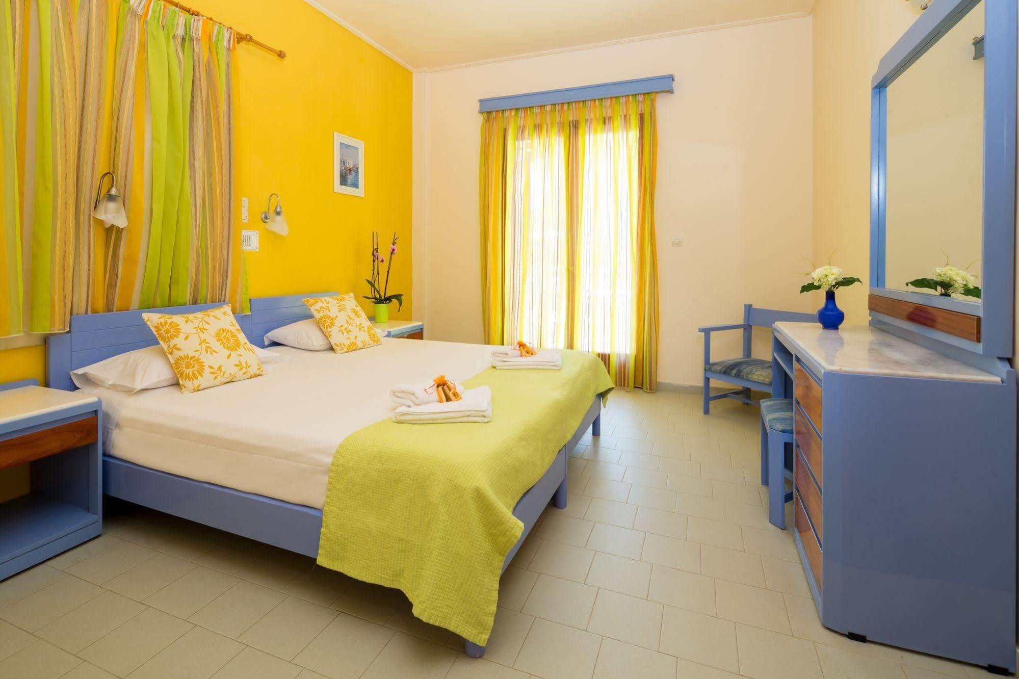 Raisakis Apartments Agia Marina Exteriör bild