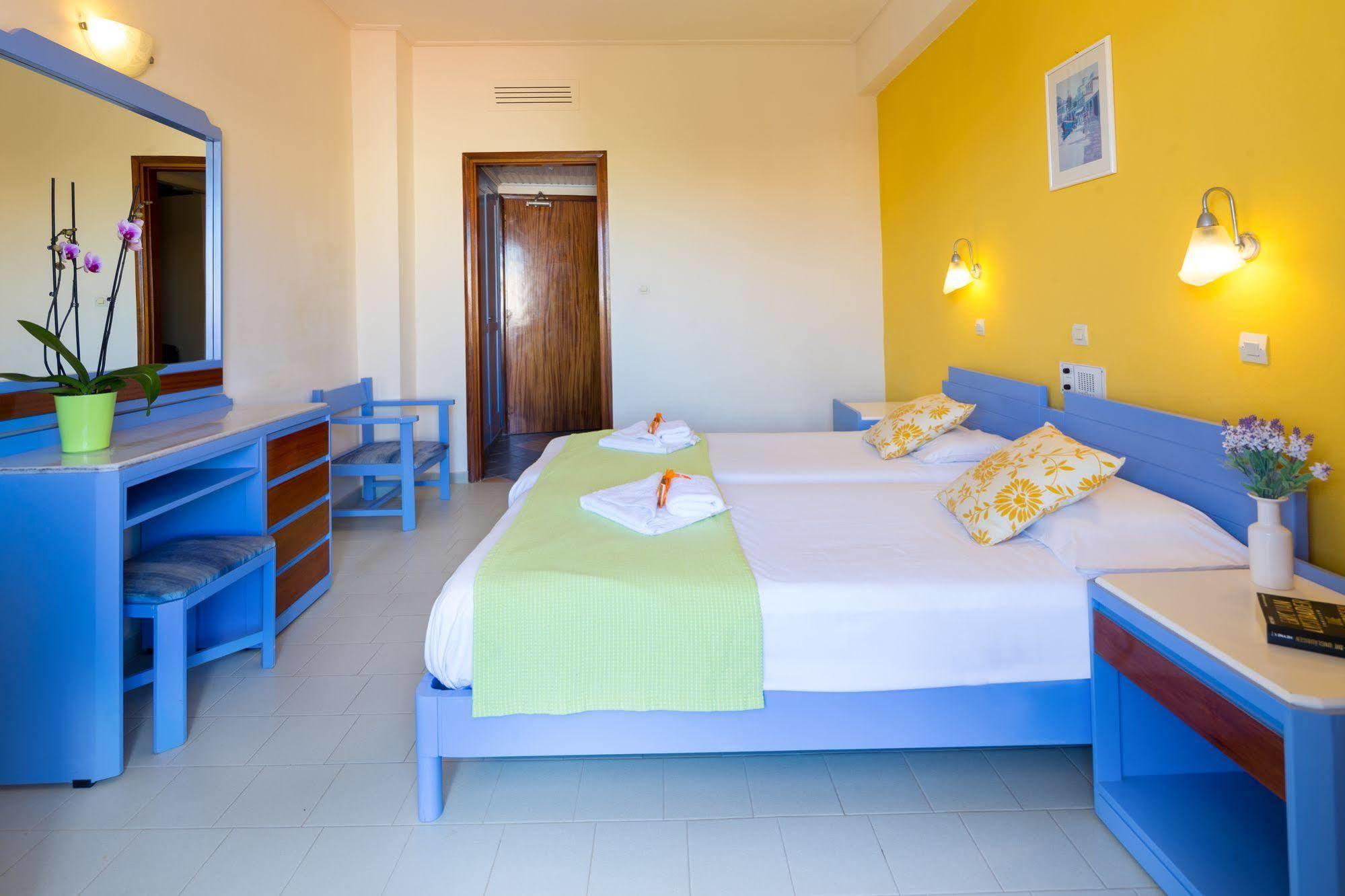 Raisakis Apartments Agia Marina Exteriör bild