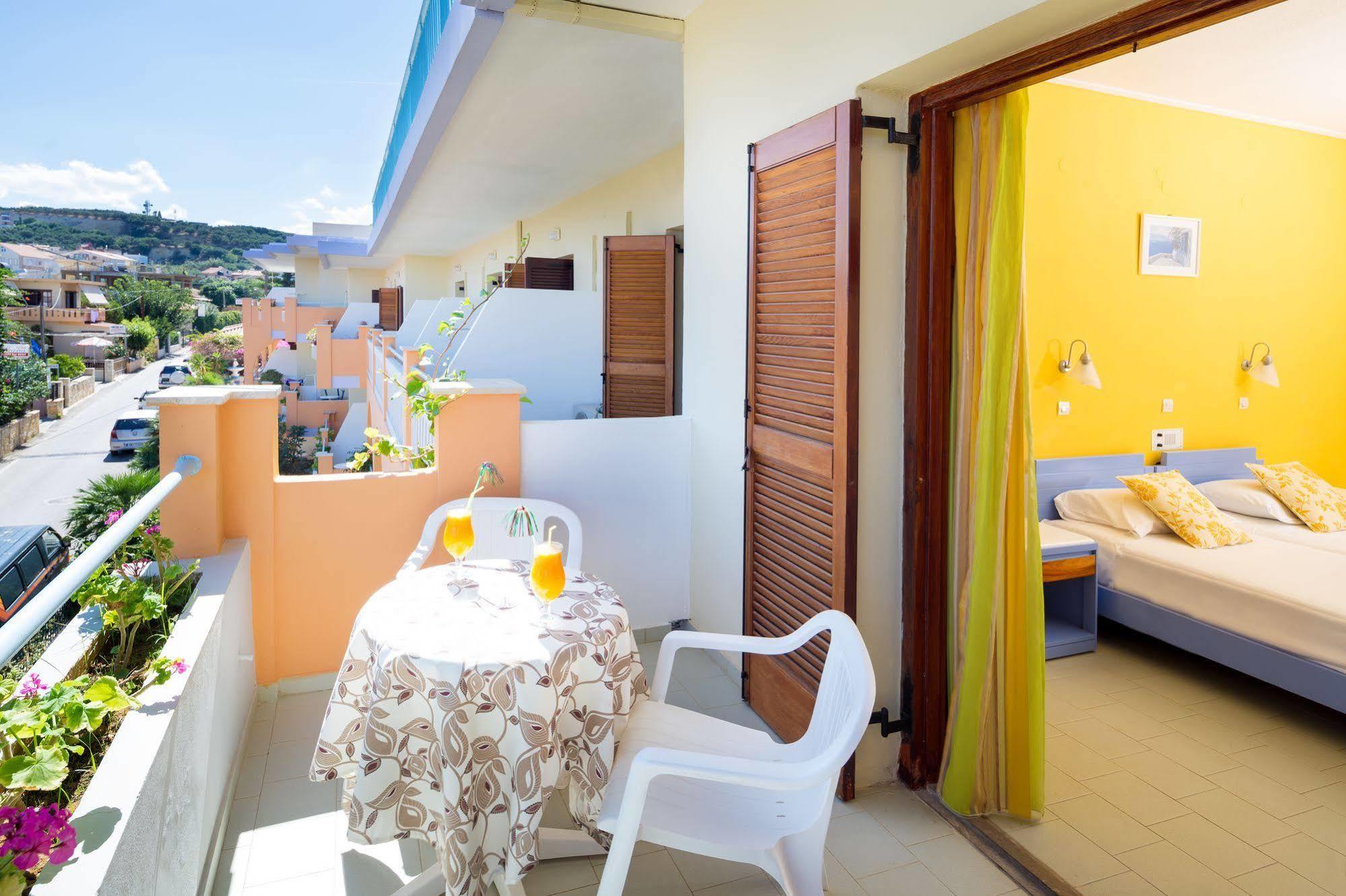Raisakis Apartments Agia Marina Exteriör bild